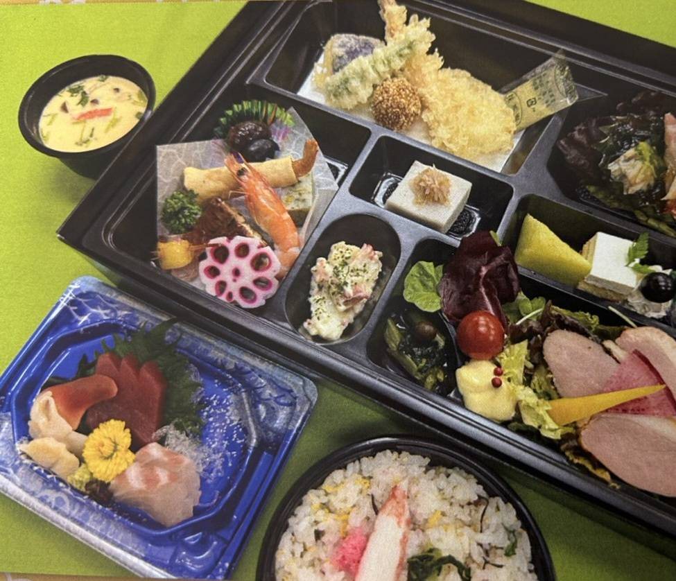 灯（あかり）のお料理。天ぷら、焼八寸、鴨のロースト、お刺身、茶碗蒸し、ちらし